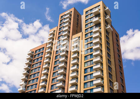 Nouveau bloc d'appartements modernes avec un balcon et ciel bleu en arrière-plan Banque D'Images