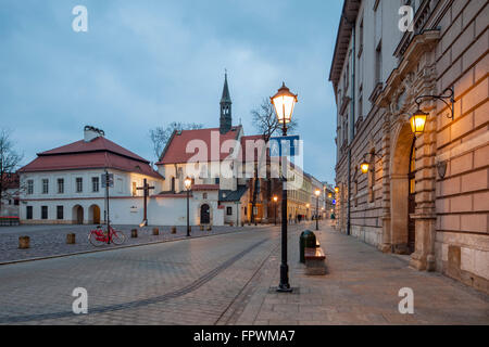 Soirée sur la rue Grodzka dans la vieille ville de Cracovie, Pologne. Banque D'Images