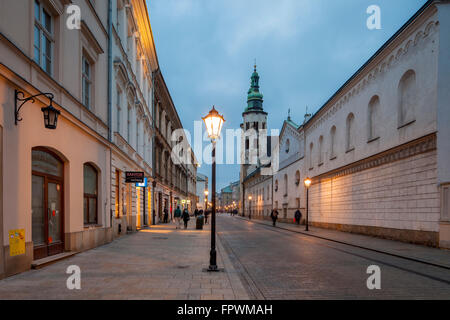 Soirée sur la rue Grodzka dans la vieille ville de Cracovie, Pologne. Banque D'Images