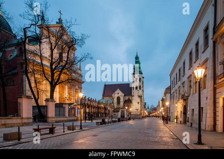 Soirée sur la rue Grodzka dans la vieille ville de Cracovie, Pologne. Banque D'Images