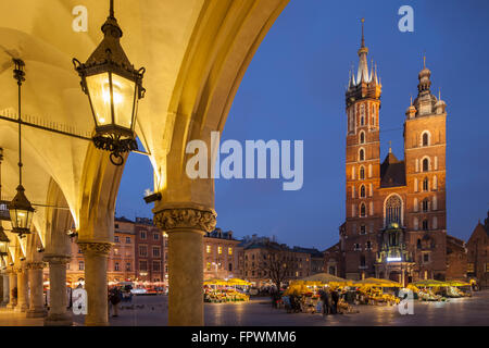 La nuit commence à Sukiennice (tissu) Marché sur la place du marché dans la vieille ville de Cracovie, Pologne. Banque D'Images