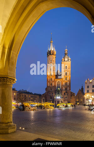 La nuit commence à la place du marché dans la vieille ville de Cracovie, Pologne. L'église St Mary. Banque D'Images