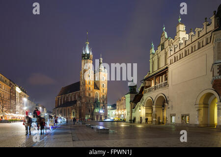 La nuit tombe sur la place principale du marché, en vieille ville de Cracovie, Pologne. Banque D'Images