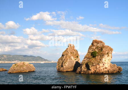 L'été pittoresque plage rocheuse à Vietri sul mare, Italie Banque D'Images