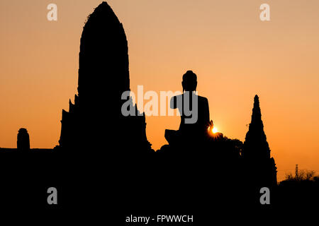 La silhouette du temple et statue de bouddha avec Ciel de coucher du soleil à Wat Chaiwatthanaram d'Ayutthaya, Thaïlande. Banque D'Images