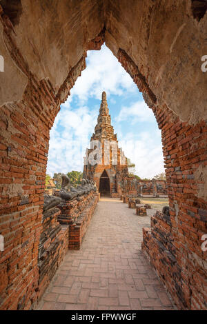 La porte en brique avec château ancien dans le domaine de la Wat Chaiwatthanaram dans Aytthaya, Thaïlande. Banque D'Images