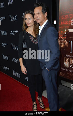 LOS ANGELES, CA - le 27 octobre 2015 : Benjamin Bratt et épouse Talisa Soto à l'US premiere de 'Trumbo' à l'Academy of Motion Picture Arts and Sciences, Beverly Hills. Banque D'Images