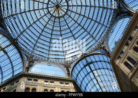 Détails de l'architecture d'intérieur galerie Umberto I de Naples, Italie. C'est une galerie commerçante construite en 1887 Banque D'Images