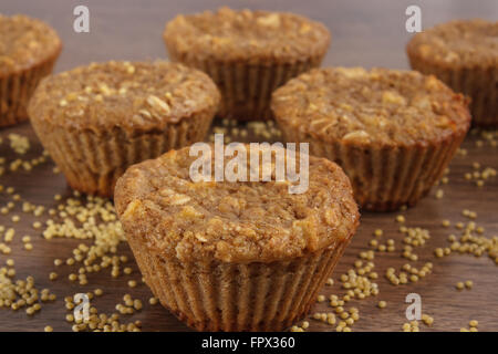 Muffins frais avec le millet, l'avoine, flocons de gruau et cannelle cuit apple avec farine complète, concept de délicieux et sains d Banque D'Images