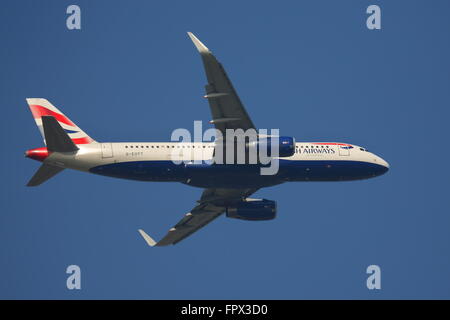 British Airways Airbus A320-200 G-EUYT l'atterrissage à l'aéroport Heathrow de Londres, UK Banque D'Images