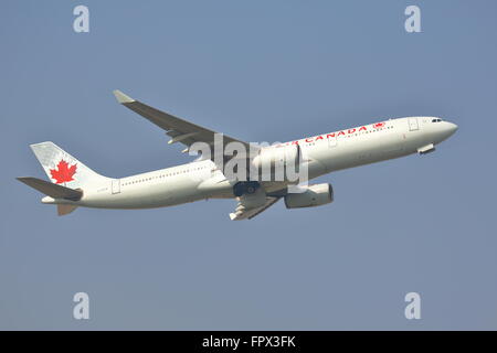 Air Canada Airbus A330-300 C-GFUR au départ de l'aéroport Heathrow de Londres, UK Banque D'Images