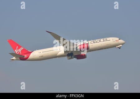 Virgin Atlantic Boeing 787-9 Dreamliner G-VCRU au départ de l'aéroport Heathrow de Londres, UK Banque D'Images