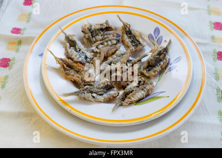 Anchois frais de la mer méditerranée et farinée et frit servi sur plat blanc Banque D'Images