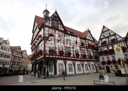 Rathouse avec réveil sur la Marktplatz square à Bad Urach, Allemagne le 21 octobre 2014. Banque D'Images