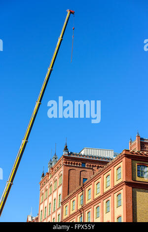 Kalmar, Suède - le 17 mars 2016 : Un tall crane à l'extérieur du musée du comté de Kalmar. Logo Havator sur grue. Ciel bleu en arrière-plan. Banque D'Images