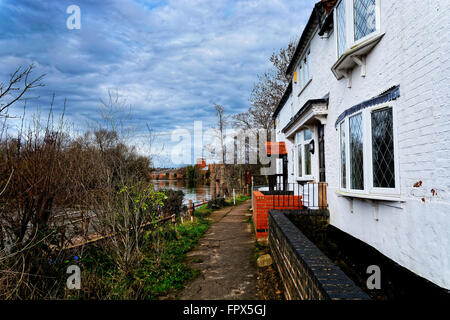 Riverside cottages près d'Stouport ce à côté de la rivière Severn qui pourraient être à risque lors de la rivière d'inondations. Banque D'Images