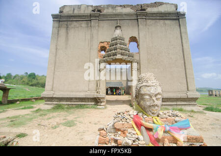 Bouddha ancien dans l'ancien Temple, Sangklaburi, Kanchanaburi, Thaïlande Banque D'Images