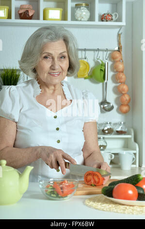 Senior woman cooking in kitchen Banque D'Images