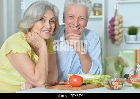 Les cadres supérieurs l'homme et de la femme dans la cuisine Banque D'Images