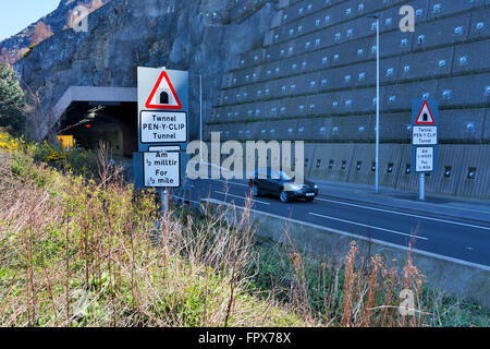 Les nouveaux véhicules de la Plume y tunnel entre Clip et Penmaenmawr Llanfairfechan sur la côte nord du Pays de Galles A55 Road. Banque D'Images