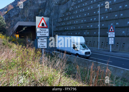 Les nouveaux véhicules de la Plume y tunnel entre Clip et Penmaenmawr Llanfairfechan sur la côte nord du Pays de Galles A55 Road. Banque D'Images