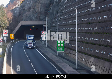 Les nouveaux véhicules de la Plume y tunnel entre Clip et Penmaenmawr Llanfairfechan sur la côte nord du Pays de Galles A55 Road. Banque D'Images