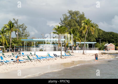 Les gens sur la plage de Higgs à côte sud de Key West, Florida Keys, USA Banque D'Images