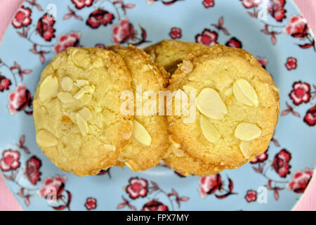 Biscuits aux amandes faits maison sur un joli plateau à motifs rose Banque D'Images