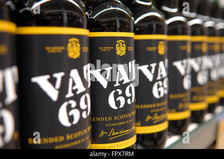 69 La TVA est un blended Scotch whisky administré par Diageo.affiché sur l'écart en supermarché. Banque D'Images