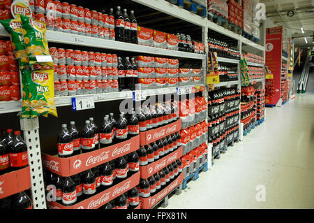 Sélection de produits Coca Cola sur l'affichage à un Carrefour à Malaga en Espagne. Banque D'Images