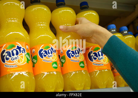 Fanta Orange Bouteille de boisson 500 ml administré par The Coca-Cola Company sur des étagères dans un supermarché Carrefour Malaga Espagne Banque D'Images