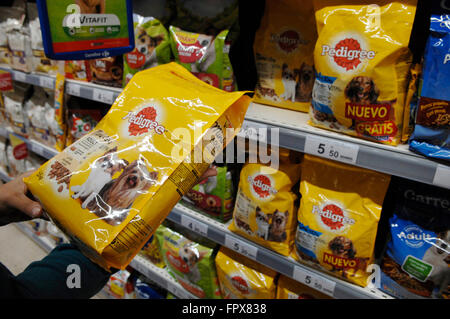 La Nourriture pour chiens Pedigree en vente dans un supermarché Carrefour à Malaga en Espagne. Banque D'Images