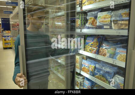 À la clientèle à produire dans la section d'aliments surgelés du supermarché Carrefour Malaga Espagne. Banque D'Images