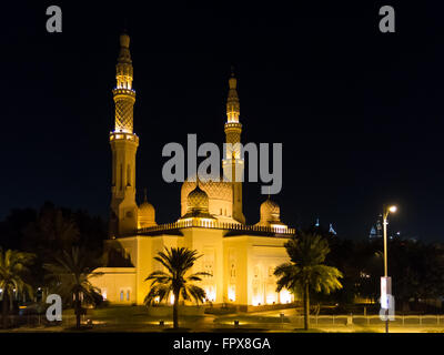 La mosquée de Jumeirah à Dubaï, Émirats arabes unis, la nuit Banque D'Images