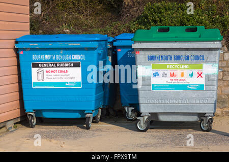 Recyclage et poubelles générales du Borough Council de Bournemouth sur la promenade près des cabanes de plage à Bournemouth, Dorset Royaume-Uni en mars Banque D'Images