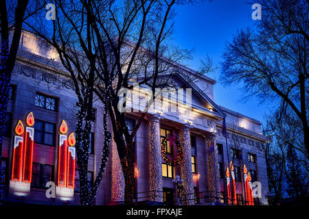 Yavapai Comté arizona prescott palais de ville avec des lumières de Noël et de grands arbres au coucher du soleil nuit stock éditoriale Banque D'Images