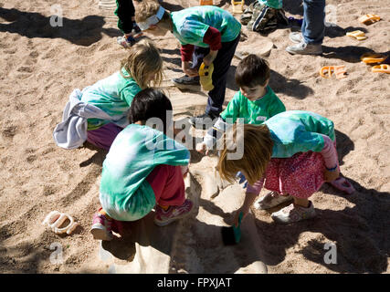 Les jeunes découvrir un squelette de dinosaure à Zilker Park's Pit Dino une exposition de paléontologie, Austin Nature & Science Center. Banque D'Images