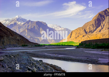 Paysage de l'Himalaya Himalaya en montagne avec river Banque D'Images