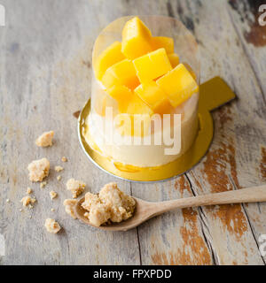 Cheesecake mangue sur table en bois Banque D'Images