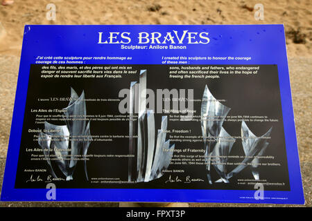 Description Plaque de Les Braves sculpture, Omaha Beach, Normandie, France Banque D'Images