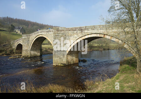 Barden Bridge Bolton Abbey, traversant la rivière Wharfe Banque D'Images