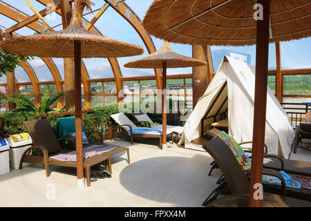 Bratislava, Slovaquie - 04 MAI 2014 : zone relax avec des parasols de nouveau parc aquatique de Liptovsky Mikulas, Slovaquie. Banque D'Images