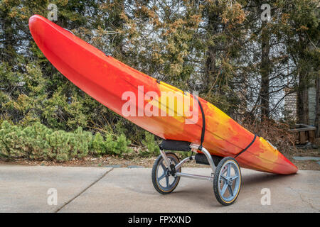 Kayak de rivière colorés sur un panier de pliage dans une entrée de rivière - concept navette Banque D'Images