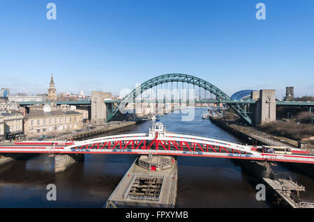 Prise de vue au grand angle de l'oscillation et de ponts sur la rivière Tyne Tyne entre Newcastle et Gateshead, Angleterre du Nord-Est, Royaume-Uni Banque D'Images