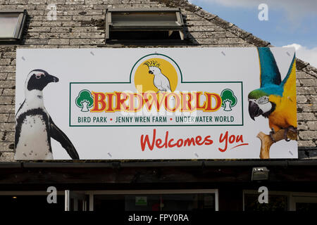 Inscrivez-vous à l'entrée du parc d'attractions et parc animalier Birdworld près de Farnham Banque D'Images
