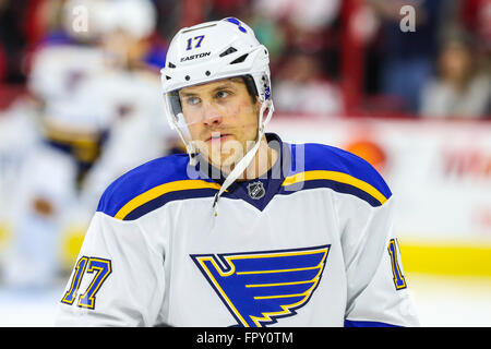 L'aile gauche des Blues de Saint-Louis Jaden Schwartz (17) au cours de la partie de la LNH entre le St Louis Blues et les Hurricanes de la Caroline au PNC Arena. Banque D'Images