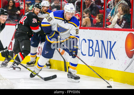 Blues de Saint-Louis centre Paul Stastny (26) au cours de la partie de la LNH entre le St Louis Blues et les Hurricanes de la Caroline au PNC Arena. Banque D'Images