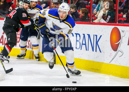 Blues de Saint-Louis centre Paul Stastny (26) au cours de la partie de la LNH entre le St Louis Blues et les Hurricanes de la Caroline au PNC Arena. Banque D'Images