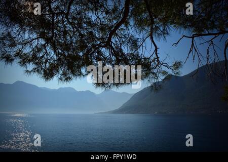 Le Sleepy eaux de Perast dans la baie de Kotor au Monténégro sur la mer Adriatique Banque D'Images