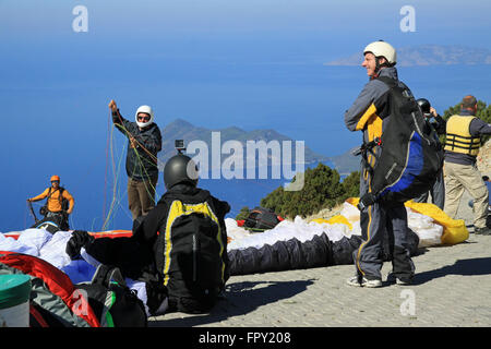 Parapente au large de la montagne de Babadag pour atterrir à Oludeniz près Fethiye Turquie Banque D'Images